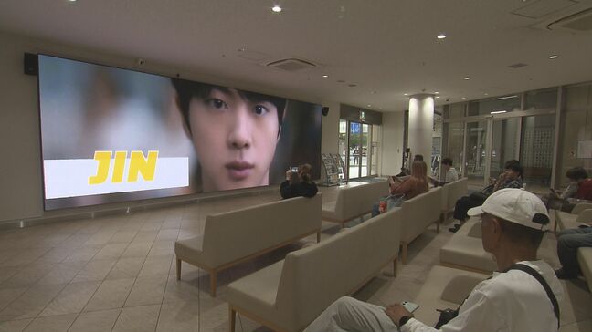 おかえりBTS!7人の活動再開を前に、沖縄のファン手作りのCMが那覇を彩る|TBS NEWS DIG