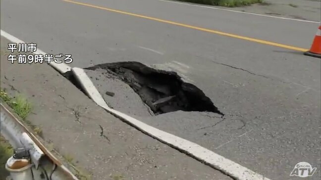 【大雨情報】国道7号で道路が陥没「大型トラックが穴に落ちてパンクした」約30分間にトラックや乗用車あわせて6台がパンク　交通機関への影響続く　青森県平川市碇ヶ関|TBS NEWS DIG