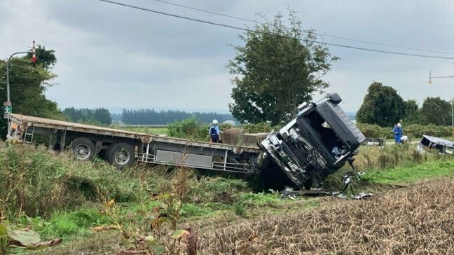 大型トレーラーと乗用車が衝突 2人が意識不明の重体 あわせて4人けが それぞれの車が路外逸脱…道路にはジャガイモ散乱 北海道士幌町|TBS NEWS DIG