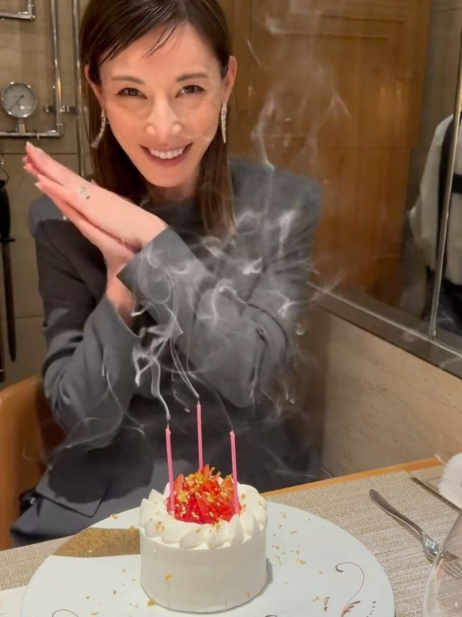 【 加藤あい 】　４３歳の誕生日迎え　「全てが当たり前ではないということを忘れずに　本当に感謝です」　ケーキと笑顔ショット|TBS NEWS DIG