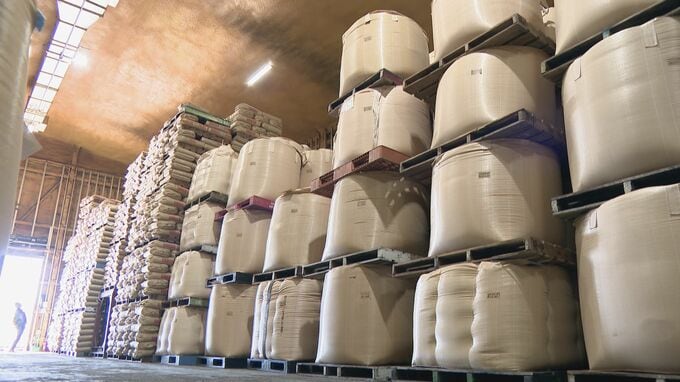 コメが倉庫の天井近くまで山積みに… ｢コメが余って売れない｣ ｢年明け以降は価格下がる｣ 国の政策に振り回されたコメ業界|TBS NEWS DIG