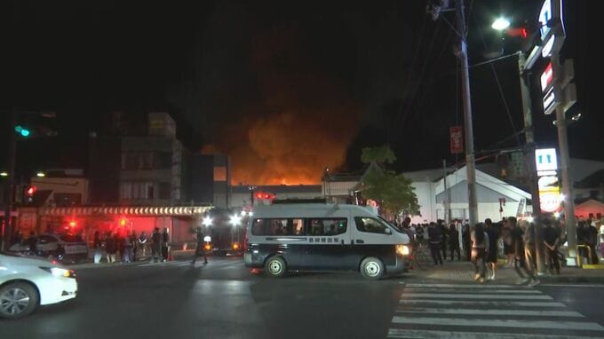 出火から3時間…延焼中　出雲市の商店街「サンロードなかまち」で複数軒が燃える火事　出火から2時間経過しても火の勢い弱まらず　市が避難所開設　島根・出雲市|TBS NEWS DIG