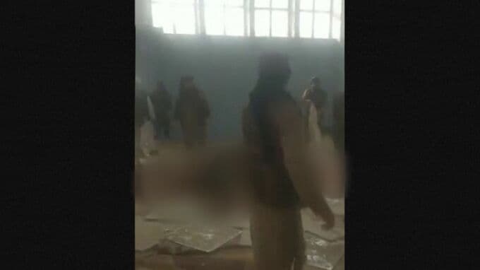 アフガニスタン　神学校で礼拝中に爆発　15人死亡