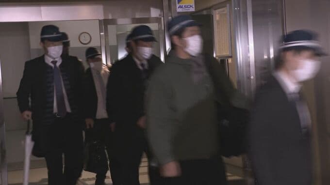 家宅捜索14時間半 深夜0時捜査員手ぶらで歩いて警察署の方向へ…北朝鮮産シジミを国産と偽って不正輸入・販売か 警察・全国数十か所を一斉に捜索　|　山口のニュース・天気・防災｜tys NEWS｜ｔｙｓテレビ山口
