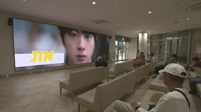 おかえりBTS！7人の活動再開を前に、沖縄のファン手作りのCMが那覇を彩る　|　沖縄のニュース｜RBC 琉球放送