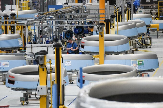 エアバスが急ピッチで航空機生産、下方修正した25年納入目標達成へ