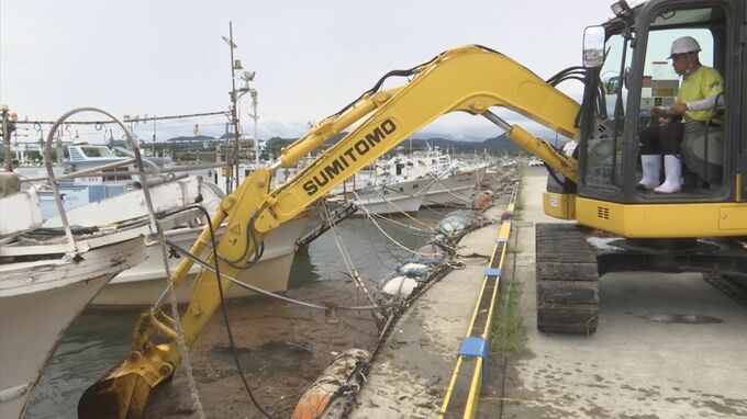 台風7号の影響…港の景色が一変　大量の流木が漂着　撤去作業に着手　|　BSSニュース | BSS山陰放送