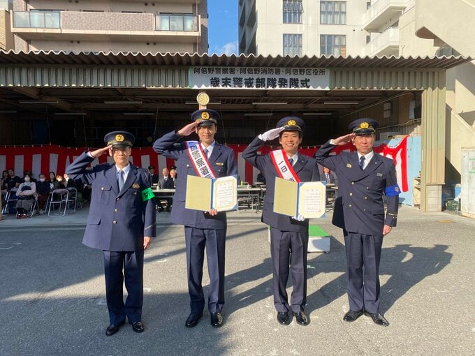 お笑いコンビ「カベポスター」阿倍野警察署などで一日署長　年末に向け交通事故や特殊詐欺への注意呼びかけ|TBS NEWS DIG