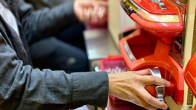 離席した隙に…パチンコ台の「9万円入りバッグ」盗む　名古屋の無職男(49)を逮捕　防犯カメラなどで特定|TBS NEWS DIG