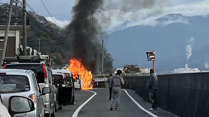 「正面衝突で1台の車から火が出ている」トラックと軽乗用車が事故　軽いけが2人搬送　広島　|　RCC NEWS | 広島ニュース | RCC中国放送
