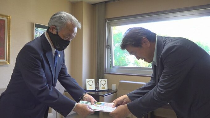 「障害者スポーツなどに役立てて」　山梨県オープンゴルフ選手権の収益の一部を寄付　　|　山梨のニュース | ＵＴＹテレビ山梨