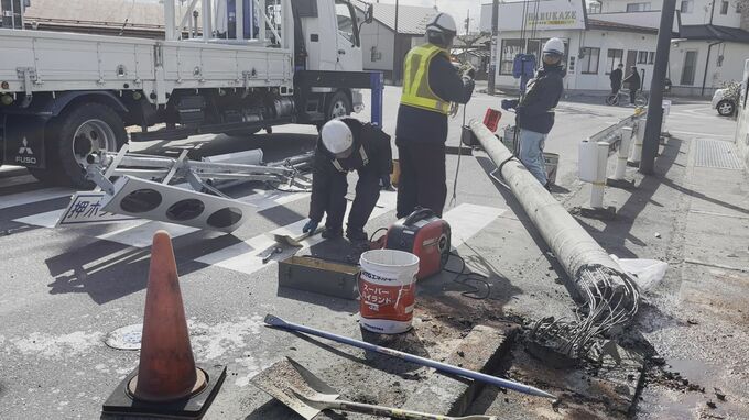 70代男性運転の車が信号柱に衝突、柱倒れ一時通行止め　けが人はなし　福島・郡山市　|　福島のニュース│TUF