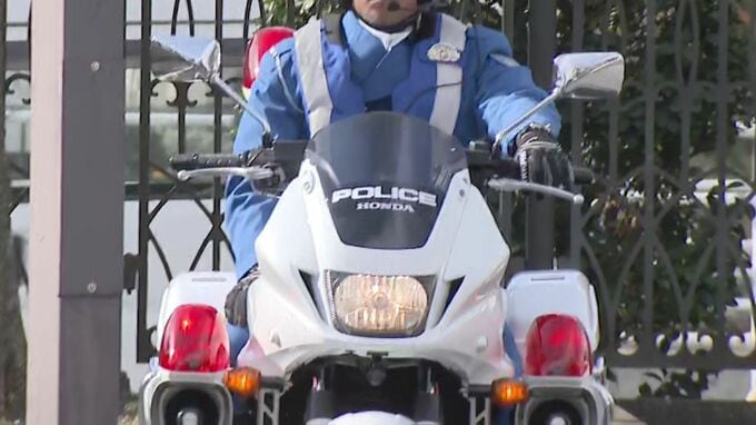 ナンバーが見えにくいバイクに乗った18歳男子大学生が停止を求められ逃走→白バイの追跡受け3キロ先で転倒　大学生にけが無し|TBS NEWS DIG