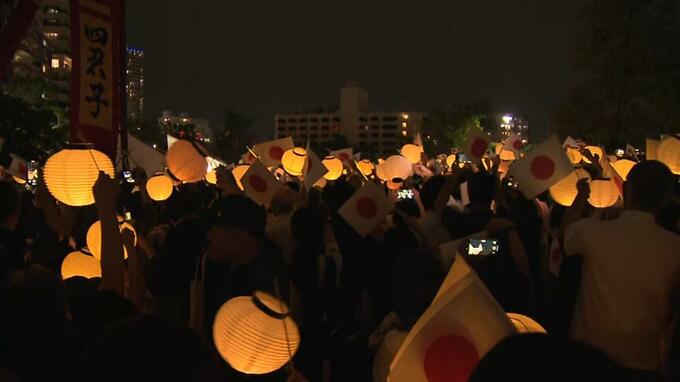 天皇ご一家歓迎の意と平和への祈り込めて提灯奉迎 沖縄訪問2日目は「小桜の塔」「対馬丸記念館」を訪問し沈没した疎開船の犠牲者を慰霊　|　沖縄のニュース｜RBC 琉球放送