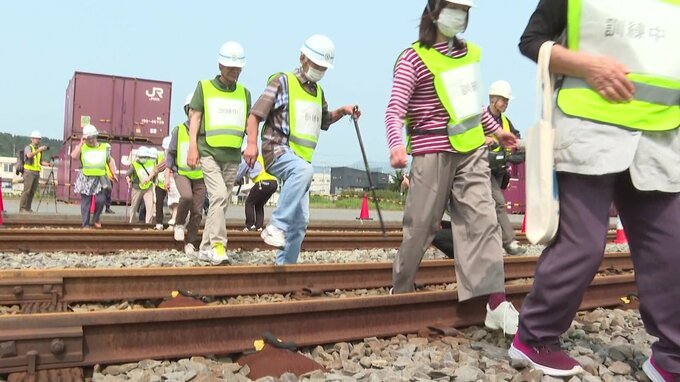 線路の段差を越える住民