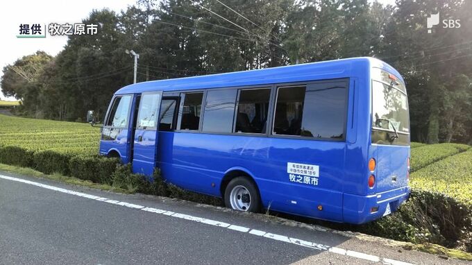 市が自主運行する路線バスが茶畑に突っ込む事故　児童2人が病院へ運ばれた模様　バスは子どもたちの通学にも利用=静岡・牧之原市【速報】　|　静岡のニュース | SBSNEWS | 静岡放送