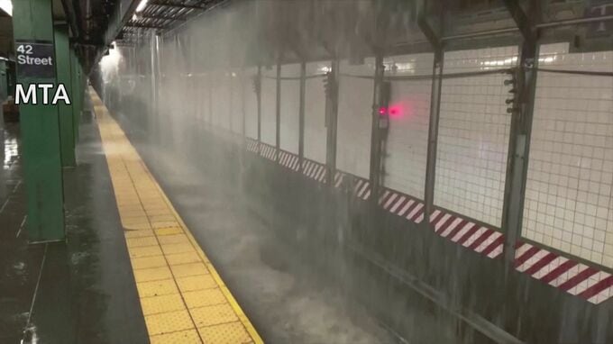 NYの地下鉄が水浸しに…127年前の水道管が破裂　25mプール約19杯分が流れ込む　タイムズスクエア|TBS NEWS DIG