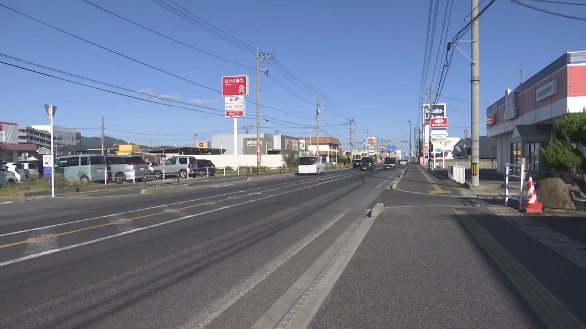 県道交差点でバイクと乗用車が出合い頭に衝突…バイクが転倒し、運転し
