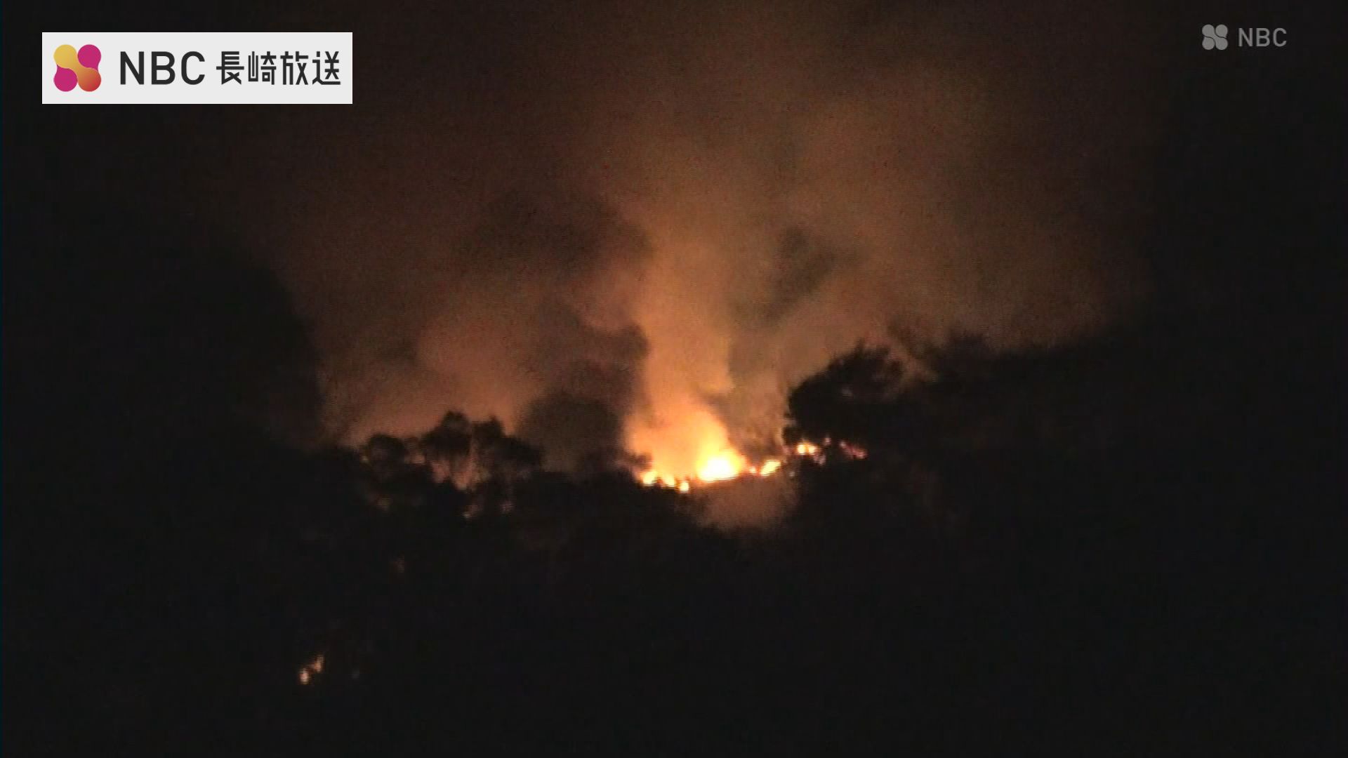 水源なく消火活動難航 山の中で小屋など複数燃える火事 けが人なし