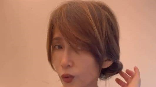 工藤静香】「この留め方、めちゃくちゃ助かるのです！」便利な髪の留め
