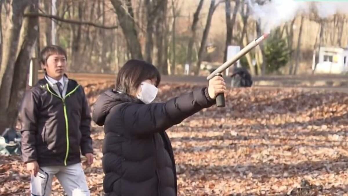 敷地内にクマが出没する時計工場 遭遇に備えて従業員が研修 スプレーや