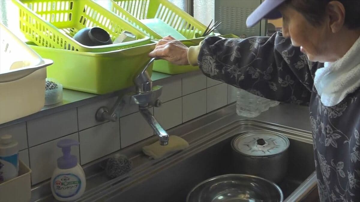 山林火災　水道管が焼け、20～30世帯が断水　給水車が配水　発生13日目　山梨・扇山