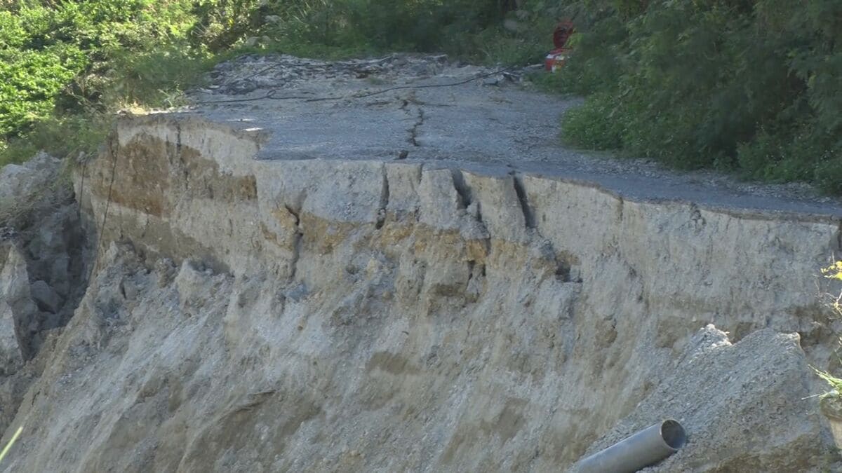 大規模がけ崩れ　現場は「許可を超える開発」の疑い　県が10月に行政指導