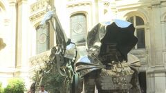 パリ五輪で話題　セーヌ川を駆け抜けた「銀色の女性騎士」と「金属製の馬」がパリ市役所に　パラリンピック開催期間中に一般公開| TBS CROSS DIG with Bloomberg