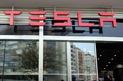 テスラ、米国で生産する手頃な価格ＥＶ計画に数カ月の遅れ－ロイター| TBS CROSS DIG with Bloomberg