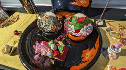 二枚貝を使った手作りの雛人形の数々に古くからのひな祭りの雰囲気を