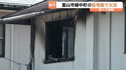 休日昼ごろの住宅街で火事 2階からの煙に気づき119番通報 けが人なし