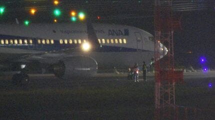 誘導路灯 航空 飛行機 空港 灯火 ANA JAL 離陸前の日航機が誘導路で