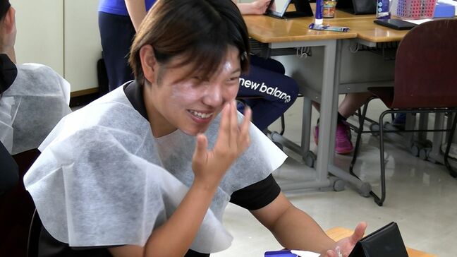 女子サッカーチームの選手たちが紫外線対策　日焼け止めの塗り方を学ぶ【岡山】|TBS NEWS DIG