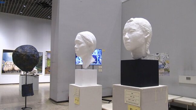 見る人に問いを投げかけるポスターや学校生活の一コマなど高校生らしい感性あふれる 岩手県高総文祭美術工芸展|TBS NEWS DIG