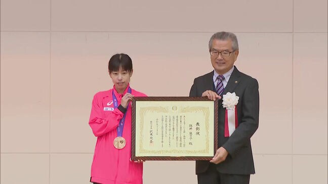 「朝ご飯にカステラがルーティン」　世界陸上競歩で女子初の銅メダル・藤井菜々子選手に市民栄誉賞|TBS NEWS DIG