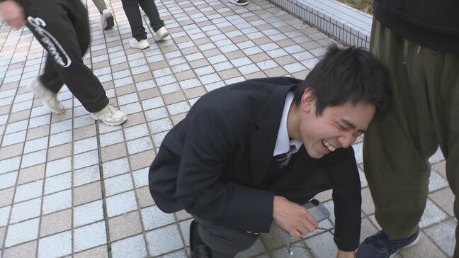 “サクラサク”で喜びの顔あちこちに 金沢大学で合格発表 父親は「これからやぞ頑張れ」とエール|TBS NEWS DIG