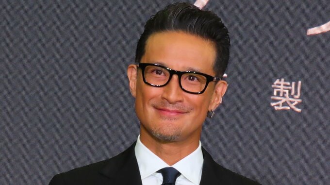 【 松岡昌宏 】22kgのトイレを持ち上げて〝色々な重みが詰まっている〟　20年前との変化を問われ〝変わったことだらけ。髭も白くなった〟|TBS NEWS DIG