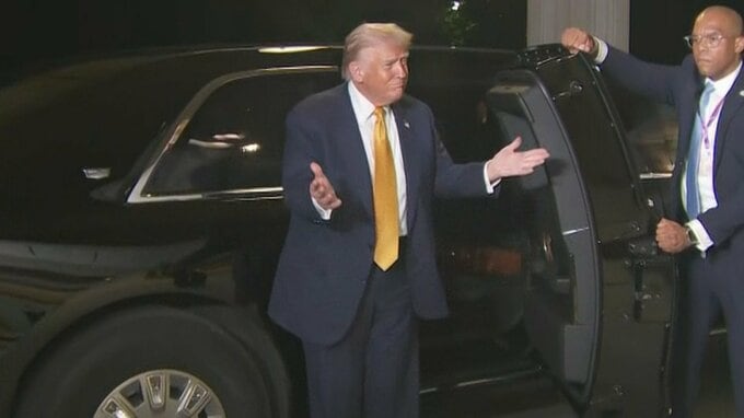 【写真で見るトランプ大統領来日】両手を広げ天皇陛下と笑顔で面会 エアーフォースワンからマリーン・ワンに乗り込むトランプ大統領|TBS NEWS DIG