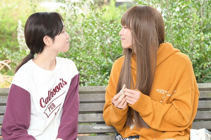 ドラマストリーム『シンデレラ クロゼット』より、向かい合う尾碕真花、松本怜生