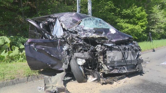 大型トラックと乗用車が正面衝突か…10代～50代の男女3人けが   乗用車のフロントが大破、大型トラックは路外逸脱　北見市の国道333号|TBS NEWS DIG