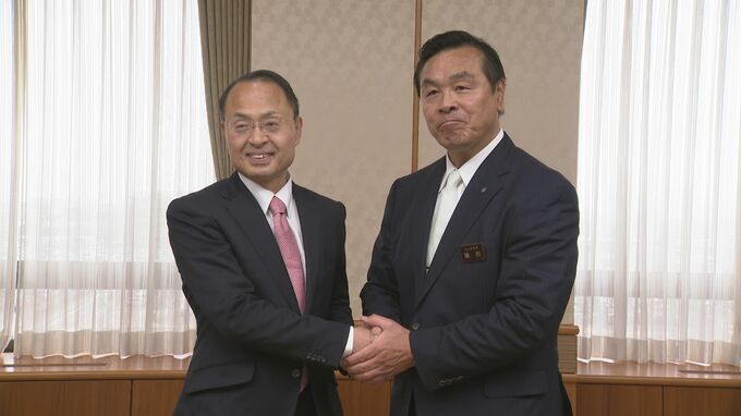 激戦を繰り広げた石川県知事選 馳浩知事と山野之義新知事が“固い握手”で引き継ぎ 「馳コール」が響く中、馳知事は県庁を去る|TBS NEWS DIG