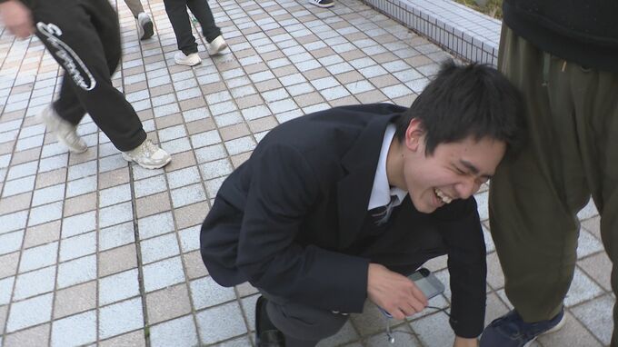 “サクラサク”で喜びの顔あちこちに 金沢大学で合格発表 父親は「これからやぞ頑張れ」とエール　|　石川県のニュース｜MRO北陸放送