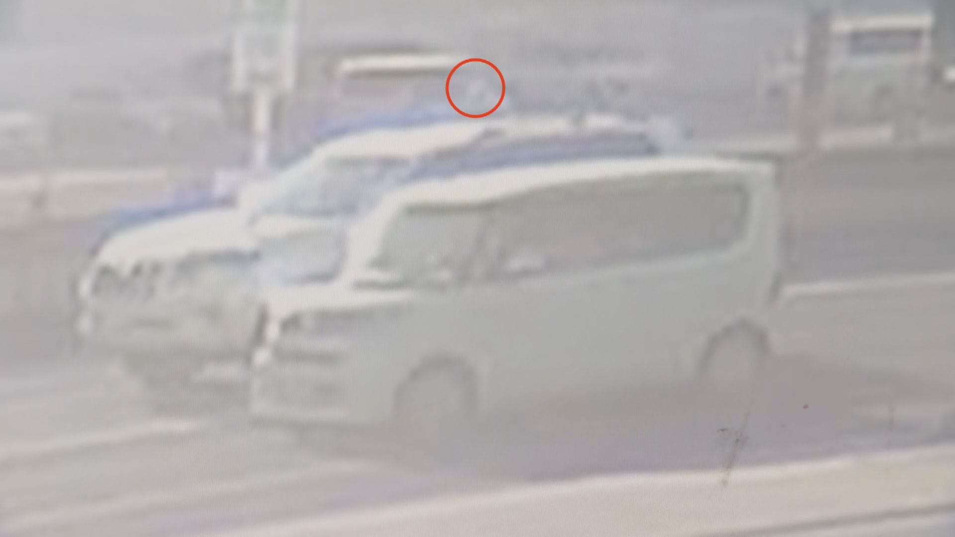 空から600gの“謎の金属部品”が突然落下 信号待ちの車を直撃 周りに高い建物はないのに…  48歳女性けが【落下の瞬間 画像あり】