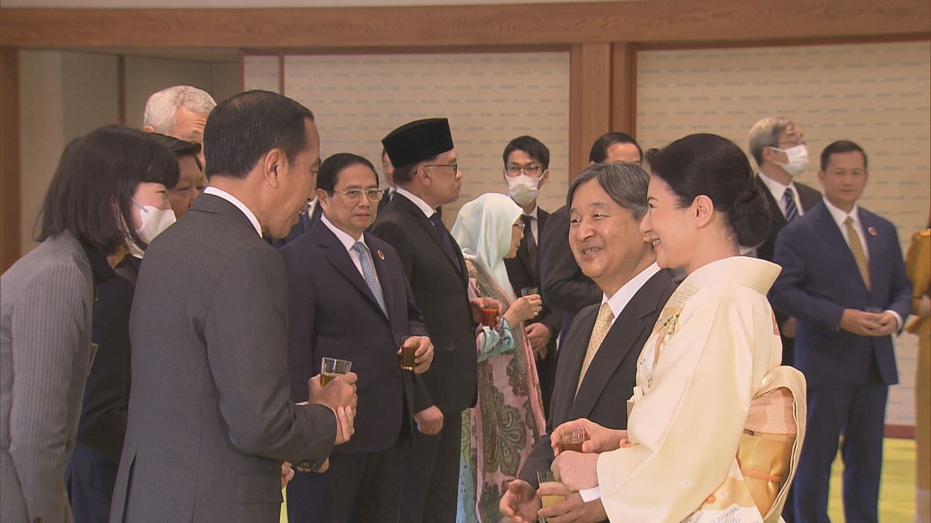 天皇皇后両陛下が東南アジア各国首脳らと宮中茶会 陛下はアジアの人々