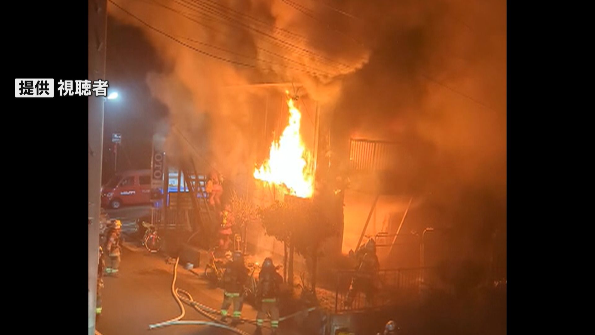 ｢アパートの2階から火が見える｣と通行人から通報　火元とみられる部屋から助け出された男性が死亡　住人の男性（80）か　