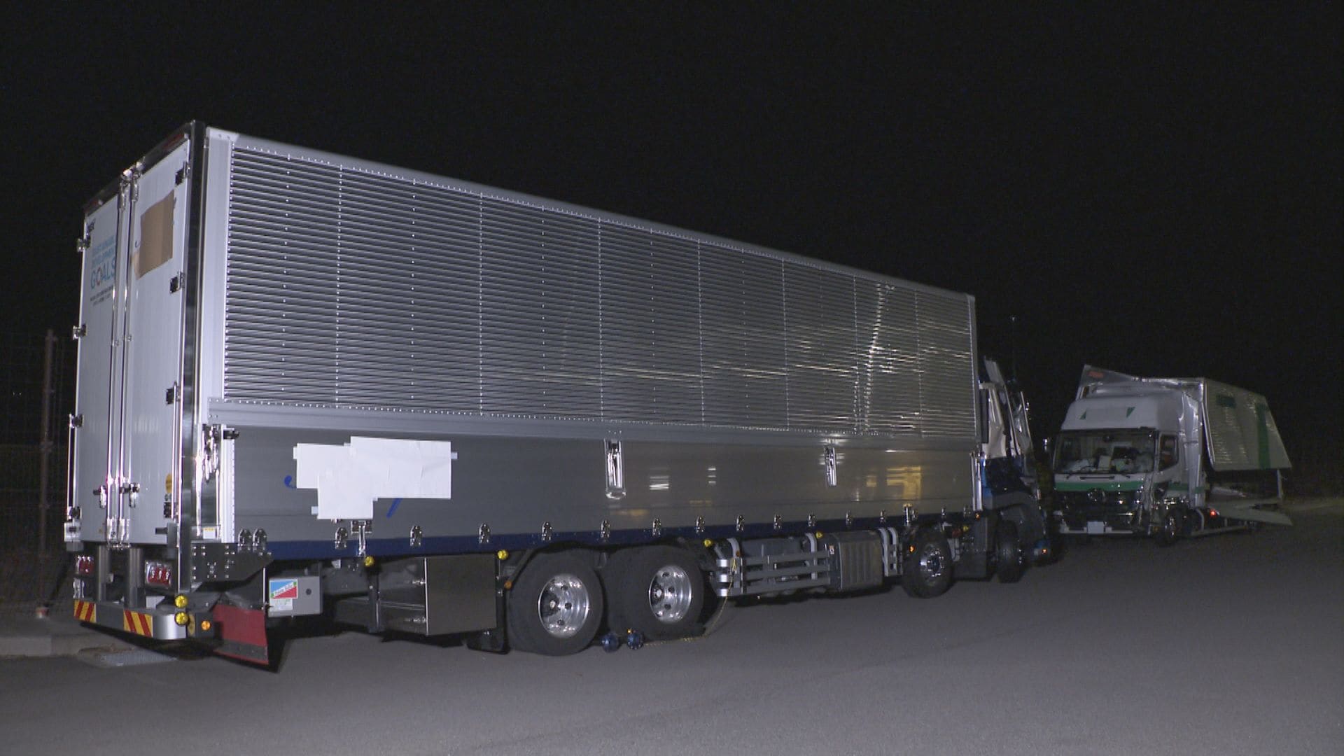 新名神高速のトンネル内でトラック同士の追突事故 追突された側の運転