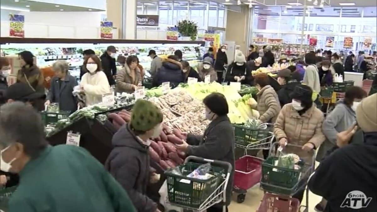 スーパーまっつ様にしか売りません。専用です。 開店前に60人以上の列 「マエダストア戸山店」がオープン 「スーパー