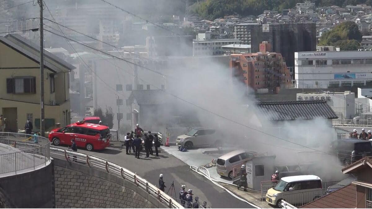 長崎・JR道ノ尾駅近くの就労支援施設で火災 現場には黒煙立ち込める