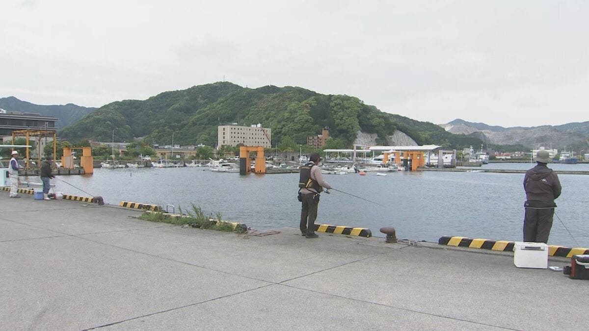 津久見港で72歳男性転落し死亡　当時は引き潮　釣り中に誤って落ちたか　大分