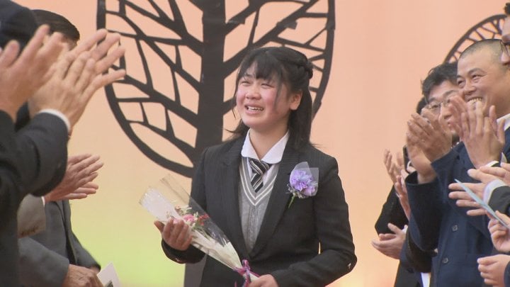 「思い出を胸に、前向きに頑張ります」唯一の卒業生が涙ながらに学び舎を巣立つ　全校児童６人の小学校　山梨・早川町